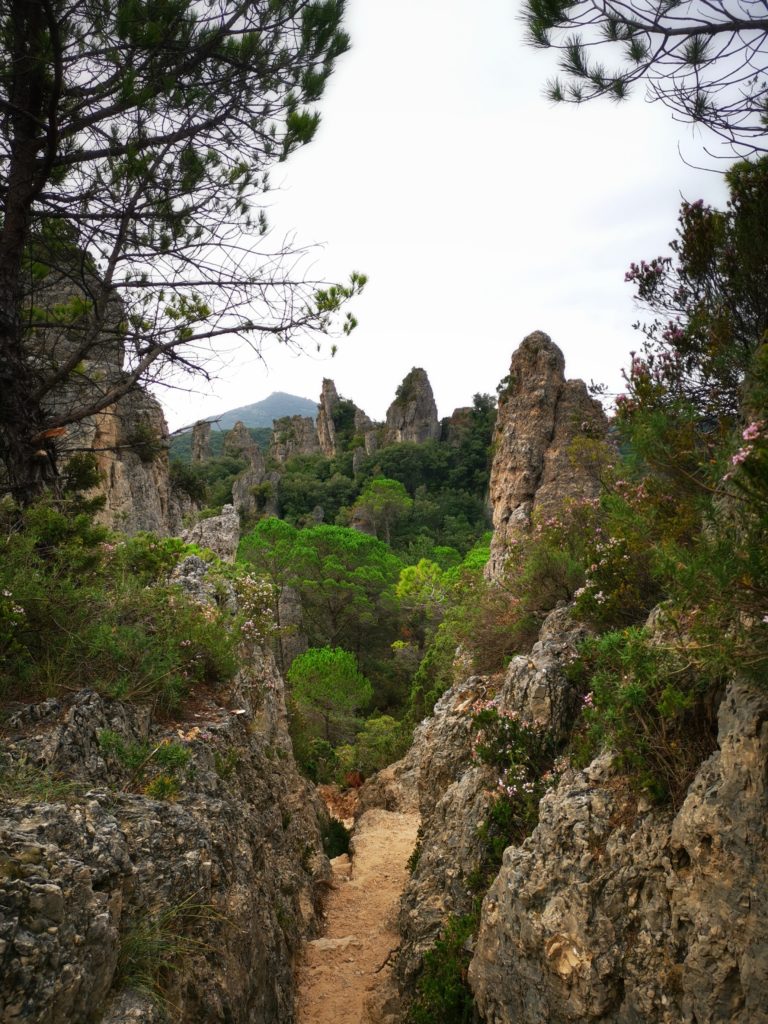 Cheminer dans le Cirque de Mourèze (34) 